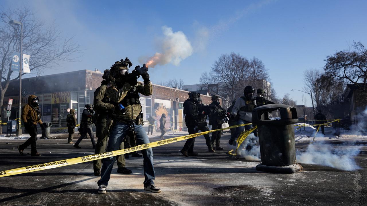 Tir la Minneapolis: Un bărbat de 37 de ani ucis în timpul unei operațiuni ICE În Minneapolis, un bărbat de 37 de ani a fost ucis de un ofițer de poliție federal în urma unei operațiuni împotriva imigrației ilegale, provocând o reacție vehementă din partea comunității și a autorităților locale