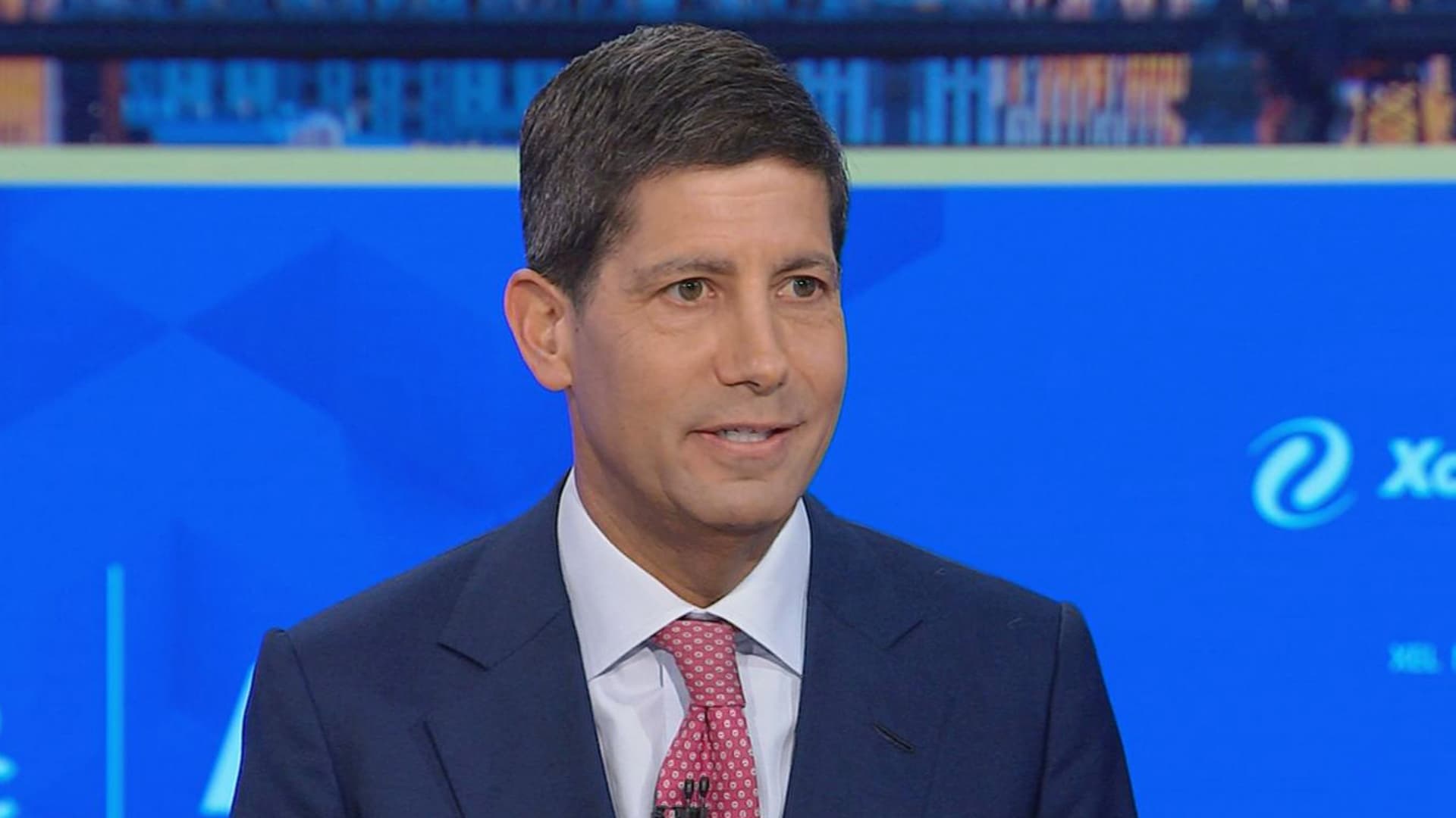 Nominalizarea lui Kevin Warsh la conducerea Rezervei Federale: O mutare controversată în plin conflict politic Președintele american Donald Trump a anunțat, vineri, numirea lui Kevin Warsh ca succesor al lui Jerome Powell în fruntea Rezervei Federale, după o perioadă de turbulențe fără precedent în banca centrală