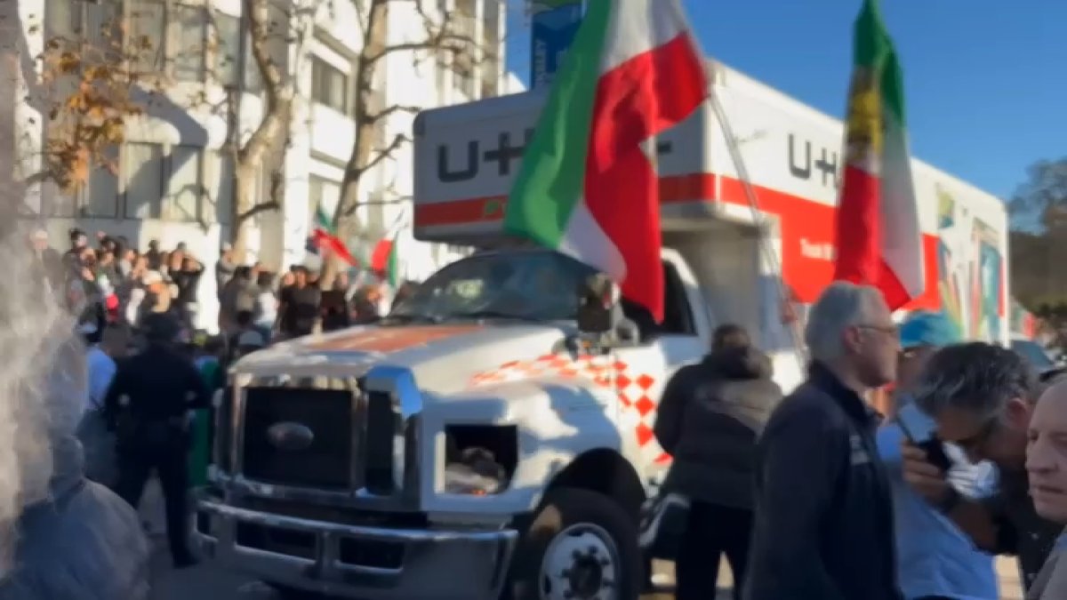Incident violent în Westwood: Un camion U-Haul intră în mulțimea protestatarilor Duminică, în jurul orei 15:30, un incident șocant a avut loc în Westwood, Los Angeles, când un camion U-Haul a lovit un grup de protestatari care se manifestau în sprijinul poporului iranian