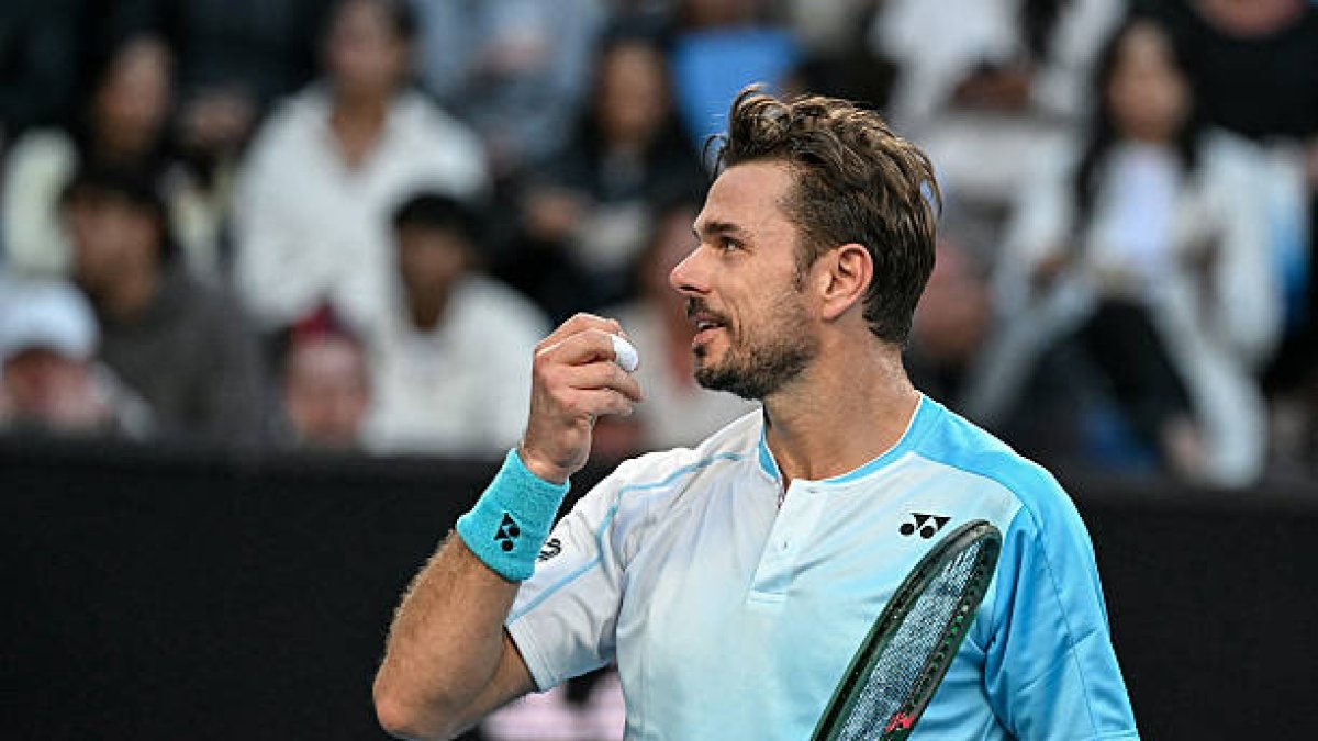 Stan Wawrinka, la 40 de ani, face istorie la Australian Open Stan Wawrinka a reușit o performanță remarcabilă, devenind al cincilea jucător din Era Open care câștigă un meci de cinci seturi într-un turneu de Mare Șlem după împlinirea vârstei de 40 de ani