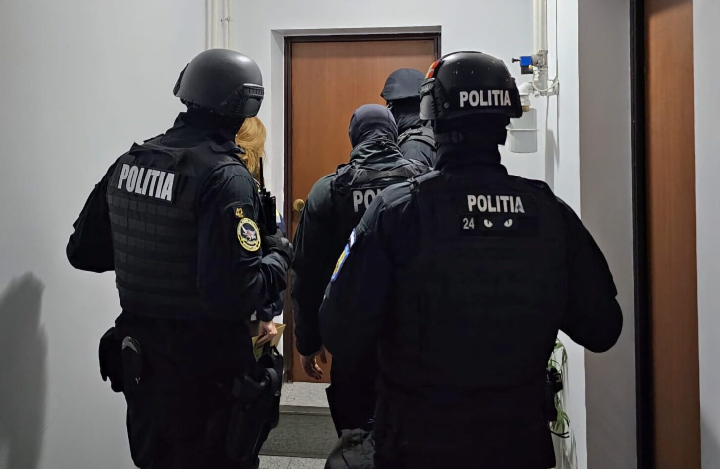 Percheziții în Constanța și Buzău: 1,4 milioane de lei, prejudiciu într-un dosar de înșelăciune În această dimineață, polițiștii din Constanța au efectuat șase percheziții domiciliare în județele Constanța și Buzău, într-un dosar penal care vizează obținerea de credite bancare pe baza unor documente falsificate