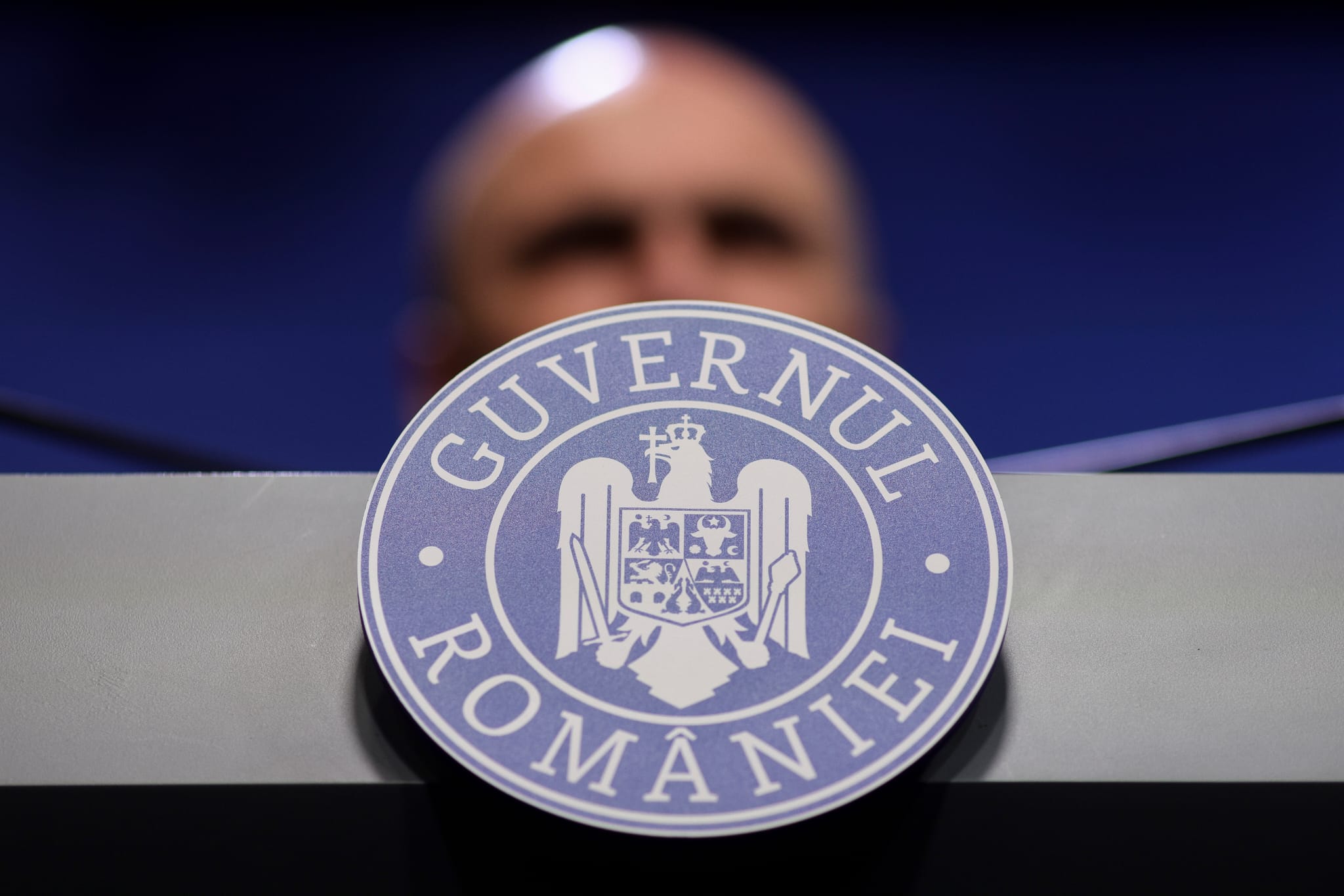 Guvernul Bolojan intenționează să aplice o serie de măsuri de reformă asupra aparatului administrativ, ceea ce a stârnit critici dure din partea Sindicatului Angajaților din Aparatul de Lucru al Guvernului