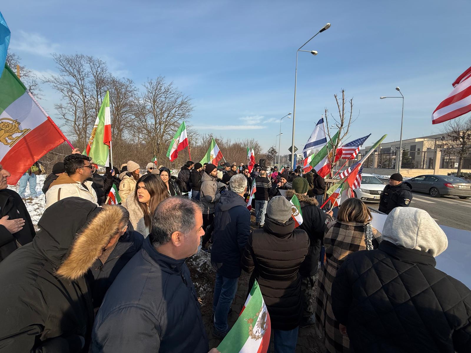 Zeci de iranieni stabiliți în România au protestat, miercuri, în fața ambasadei SUA din București, cerându-i președintelui Donald Trump să intervină pentru a pune capăt terorii și uciderilor în masă din țară