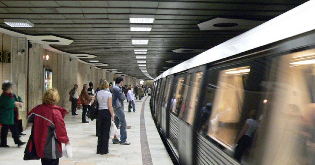 Incident la Metrou: Circulația reorganizată după o tentativă de sinucidere Circulația trenurilor de metrou din București a fost grav afectată miercuri după-amiază, în urma unei posibile tentative de sinucidere