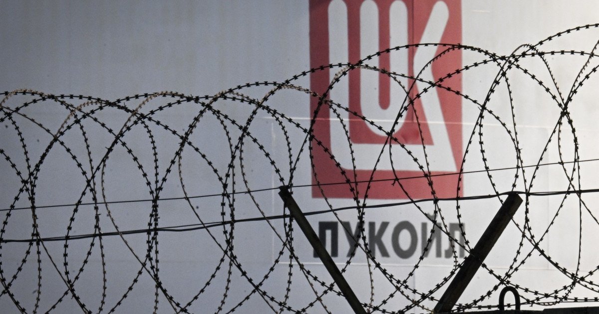 Lukoil vinde activele internaționale către Carlyle Group: impactul asupra pieței românești Lukoil, al doilea mare producător de petrol din Rusia, a anunțat vânzarea majorității activelor internaționale către firma americană Carlyle Group, tranzacție evaluată la aproximativ 22 de miliarde de dolari, în așteptarea autorizării din partea guvernului Statelor Unite