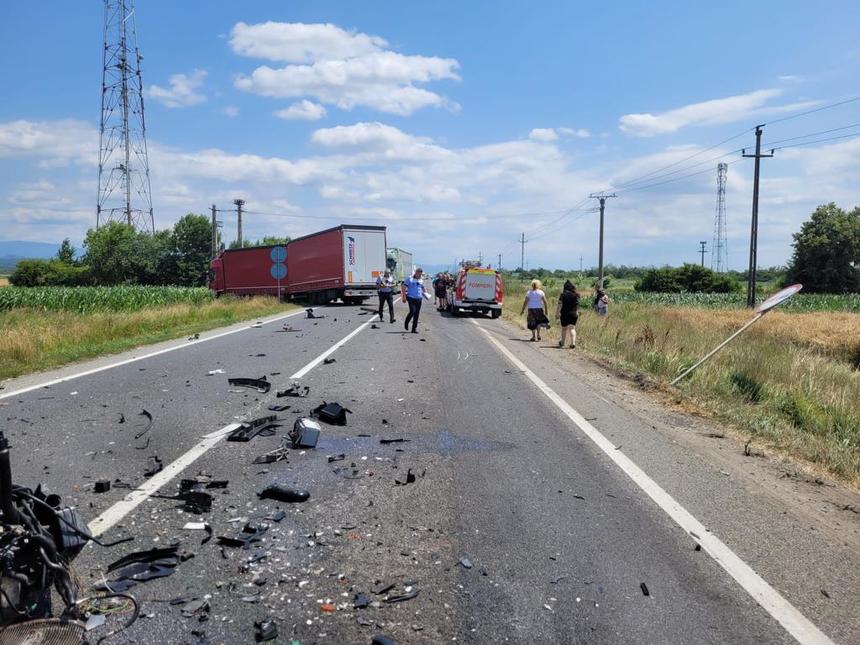 Tragedie pe șoselele României: șoferul microbuzului care a provocat accidentul mortal de la Lugoj era sub influența cocainei, canabisului și alcoolului Un accident rutier devastator a avut loc pe teritoriul României, în județul Timiș, soldându-se cu șapte victime și trei răniți