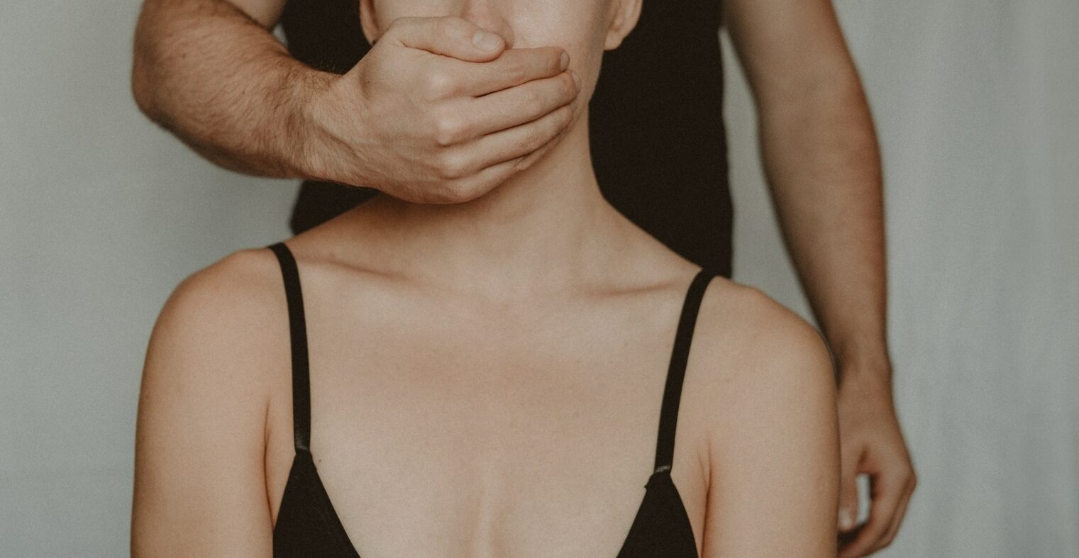 Un bărbat din Ocna Mureș a fost condamnat la 27 de ani și opt luni de închisoare pentru agresiune sexuală și rele tratamente aplicate unei minore