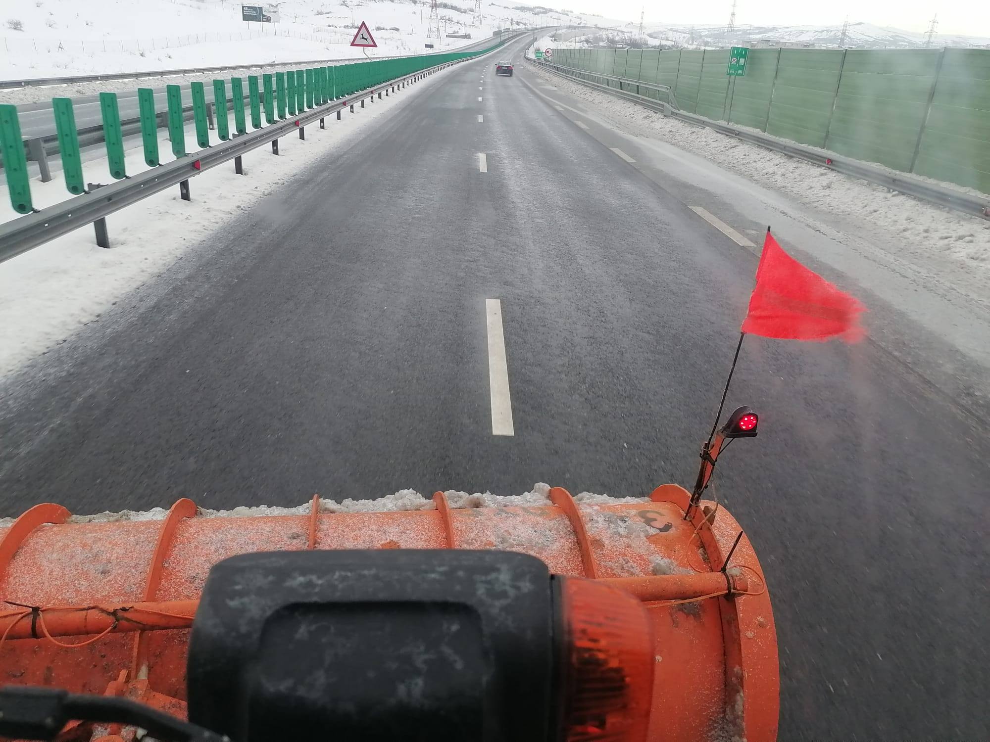 Vremea severă lovește România: nu au fost închise autostrăzi, dar siguranța șoferilor este prioritară În ultimele 12 ore, nu au fost închise autostrăzi, drumuri expres sau drumuri naționale din cauza fenomenelor meteorologice, a anunțat directorul general al Companiei Naționale de Administrare a Infrastructurii Rutiere (CNAIR), Cristian Pistol