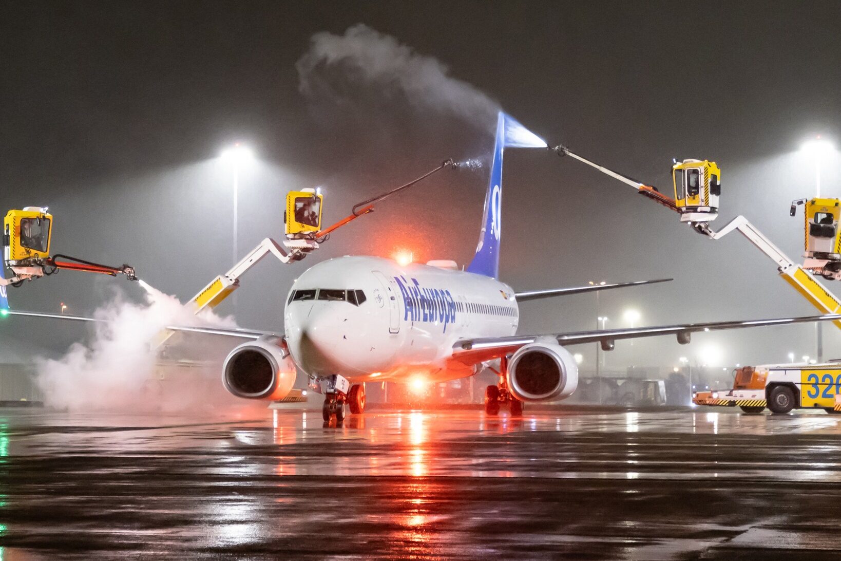 Companie olandeză epuizează lichid pentru degivrare avioane