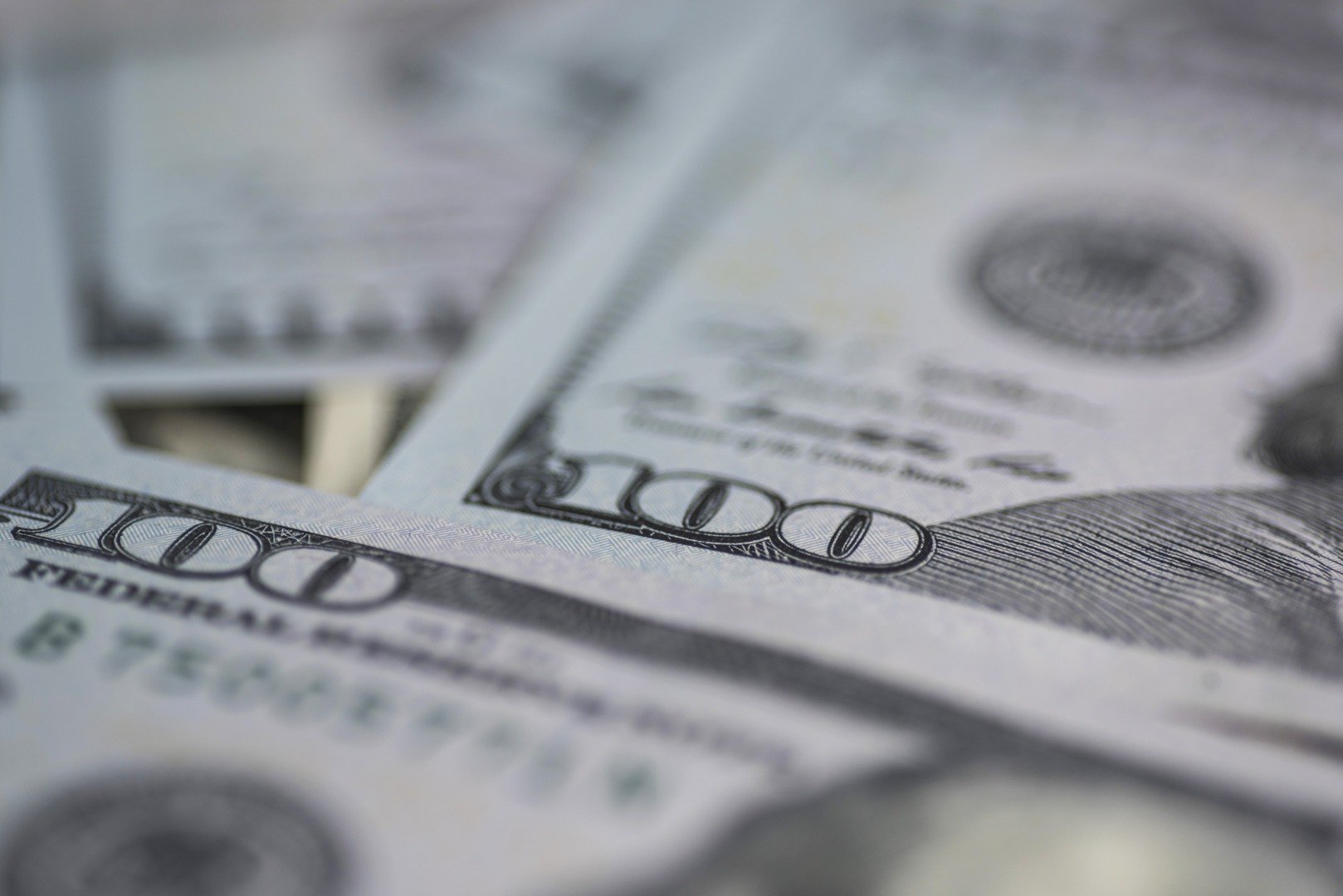 Președintele american Donald Trump a lansat o nouă amenințare la adresa Canadei, anunțând că va impune o taxă vamală de 100% asupra bunurilor importate din țara vecină dacă aceasta va semna un acord comercial cu China