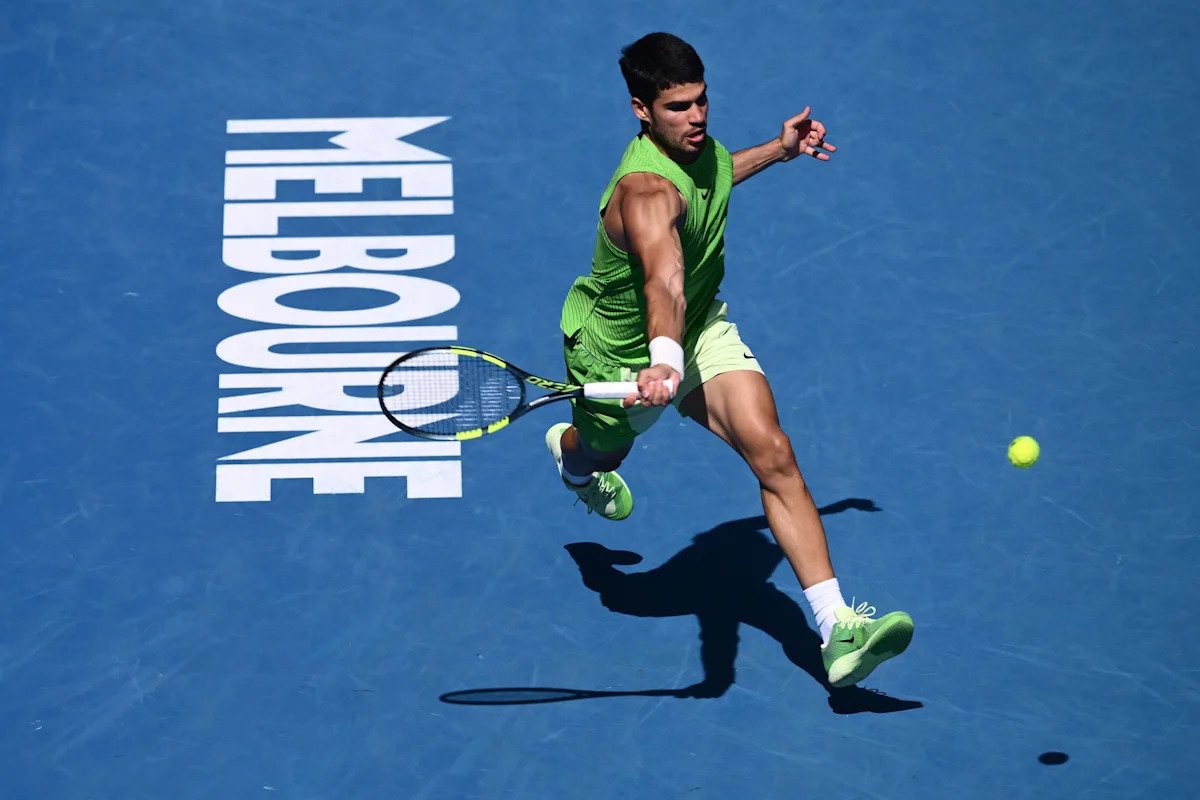 Carlos Alcaraz, pregătiri intense pe căldura australiană Melbourne, 27 ianuarie – Tenista spaniol Carlos Alcaraz s-a antrenat astăzi, în cadrul unei sesiuni private, pe terenul Rod Laver Arena, pregătindu-se intens pentru meciul de sferturi de finală împotriva australianului Alex de Miñaur
