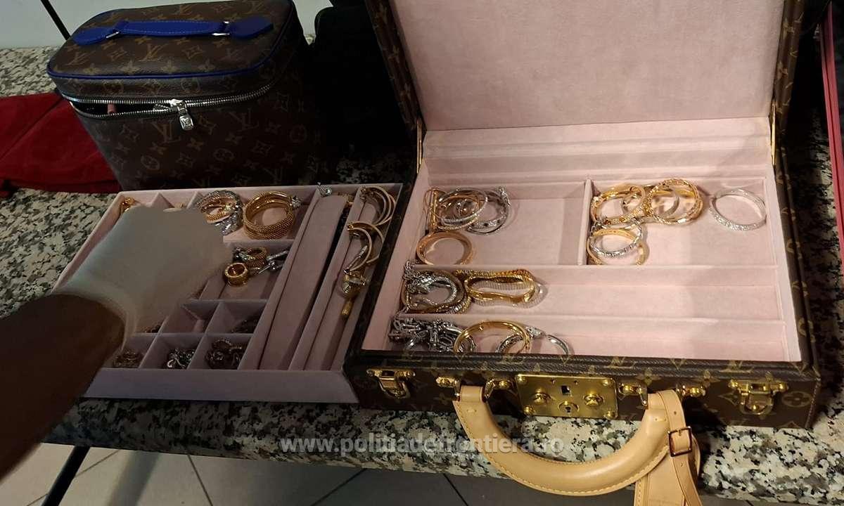 Descoperire spectaculară pe Aeroportul Otopeni: două femei prinse cu peste 3 milioane de euro în bijuterii și bani Polițiștii de frontieră și lucrătorii vamali de la Aeroportul Henri Coandă au efectuat o descoperire senzațională în urmă cu câteva zile, prinse două femei care veneau de la Dubai cu peste 2 kilograme de bijuterii din aur, ceasuri de lux și sume uriașe de bani nedeclarate, evaluate în total la peste 3 milioane de euro