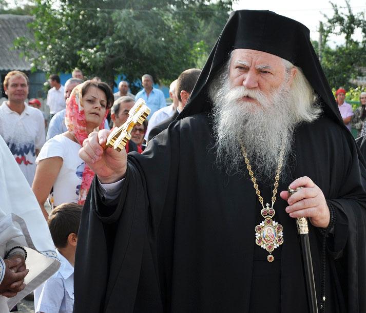 Primarul Rădăuțiului, Bogdan-Andrei Loghin, a declanșat un scandal deosebit de puternic la nivel local, după ce a acuzat Arhiepiscopia Sucevei și Rădăuților și prefectul județului, Traian Andronachi, de implicare ilegală într-un demers administrativ