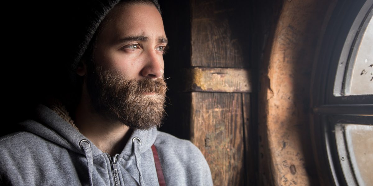 casa-barbat-fereastra.jpg - NewsFactor