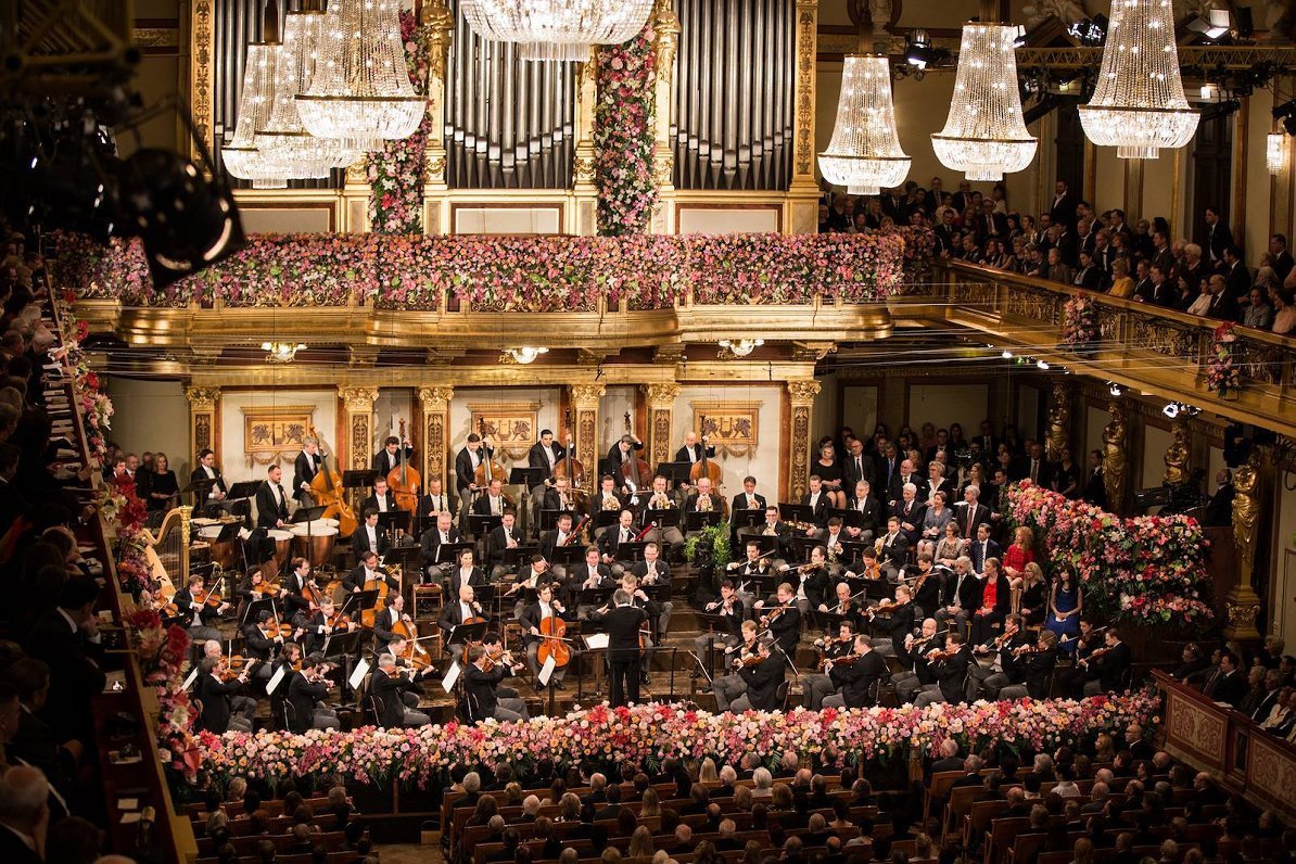 Transmisiune live din Viena: Concertele de Anul Nou ale Filarmonicii din Viena Viena, 1 ianuarie 2026 – Latvian Television oferă spectatorilor săi o oportunitate unică de a pătrunde în magia tradiționalului concert de Anul Nou al Filarmonicii din Viena, un eveniment emblematic la nivel mondial, transmis în direct pe micile ecrane