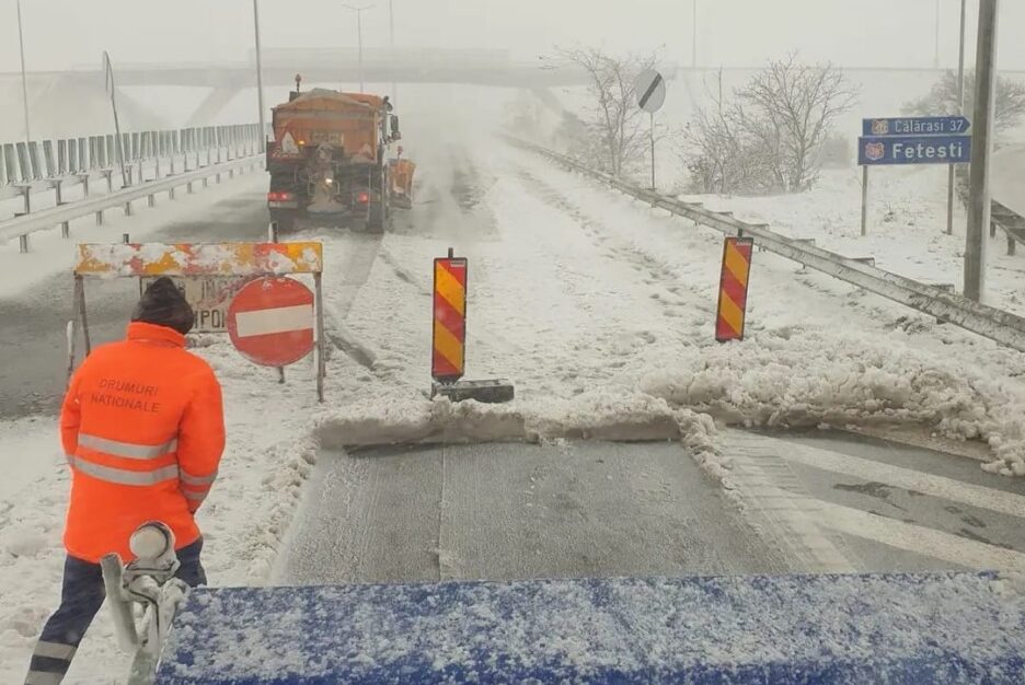 Zăpadă pe drumuri în 19 județe, restricții pentru camioane pe DN1