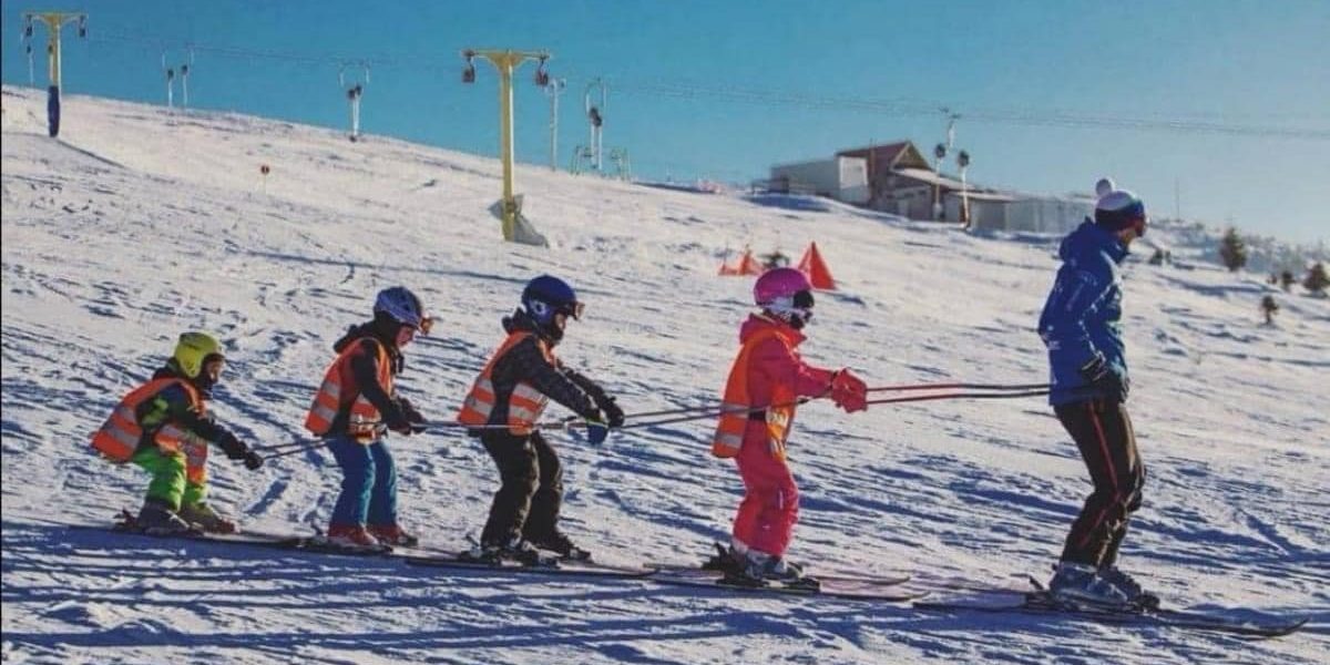 copii-schi-ski-straja-sursa-FB-Complex-Montana.jpg - NewsFactor