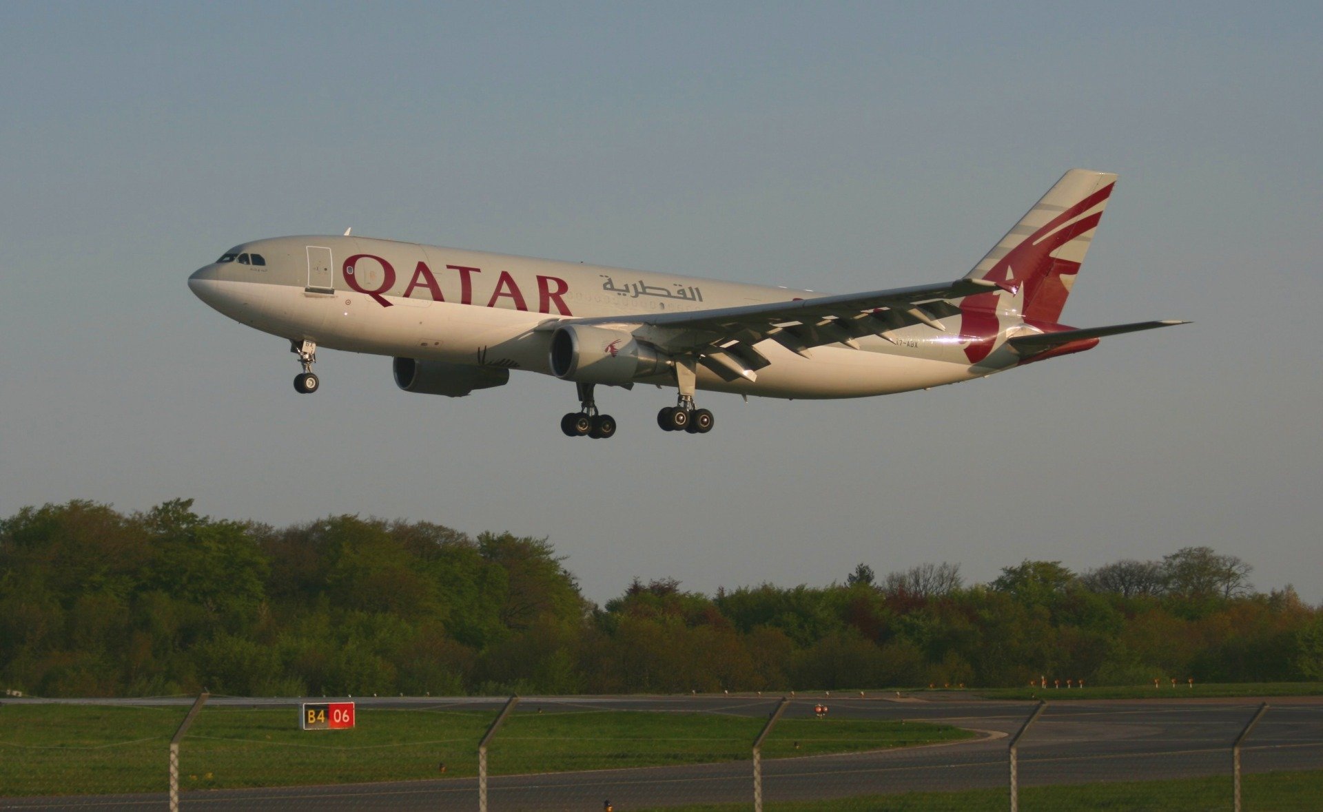 Qatar Airways va relua, începând de joi, operarea de zboruri limitate, de urgență, pentru pasagerii afectați de restricțiile de călătorie