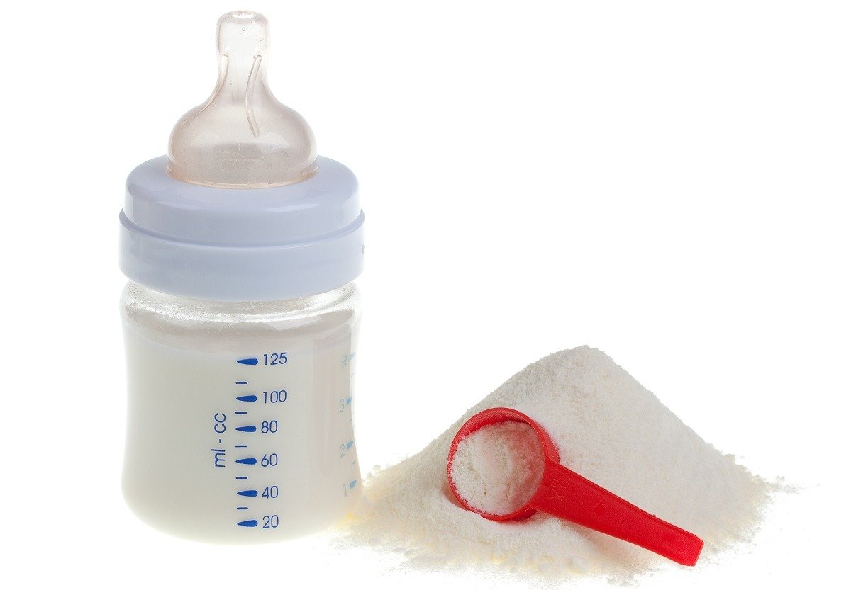 Retragerea voluntară de la comercializare a mai multor loturi de lapte praf pentru sugari, din cauza prezenţei potenţiale a unei toxine care ar putea provoca greaţă, vărsături şi crampe abdominale, s-a extins dincolo de Europa, către America de Nord şi de Sud, Asia, inclusiv China, şi Brazilia
