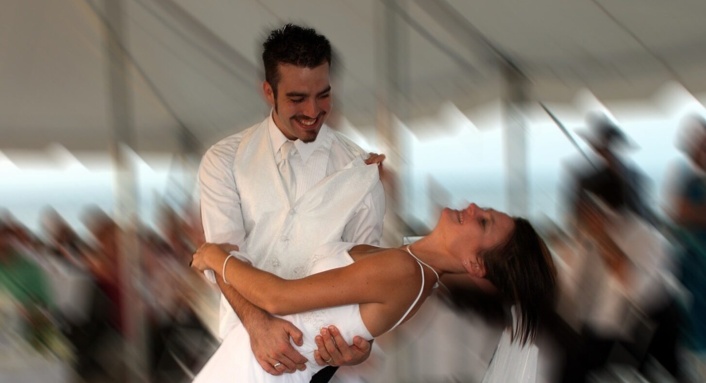 Tinerii optează pentru nunți mai mici