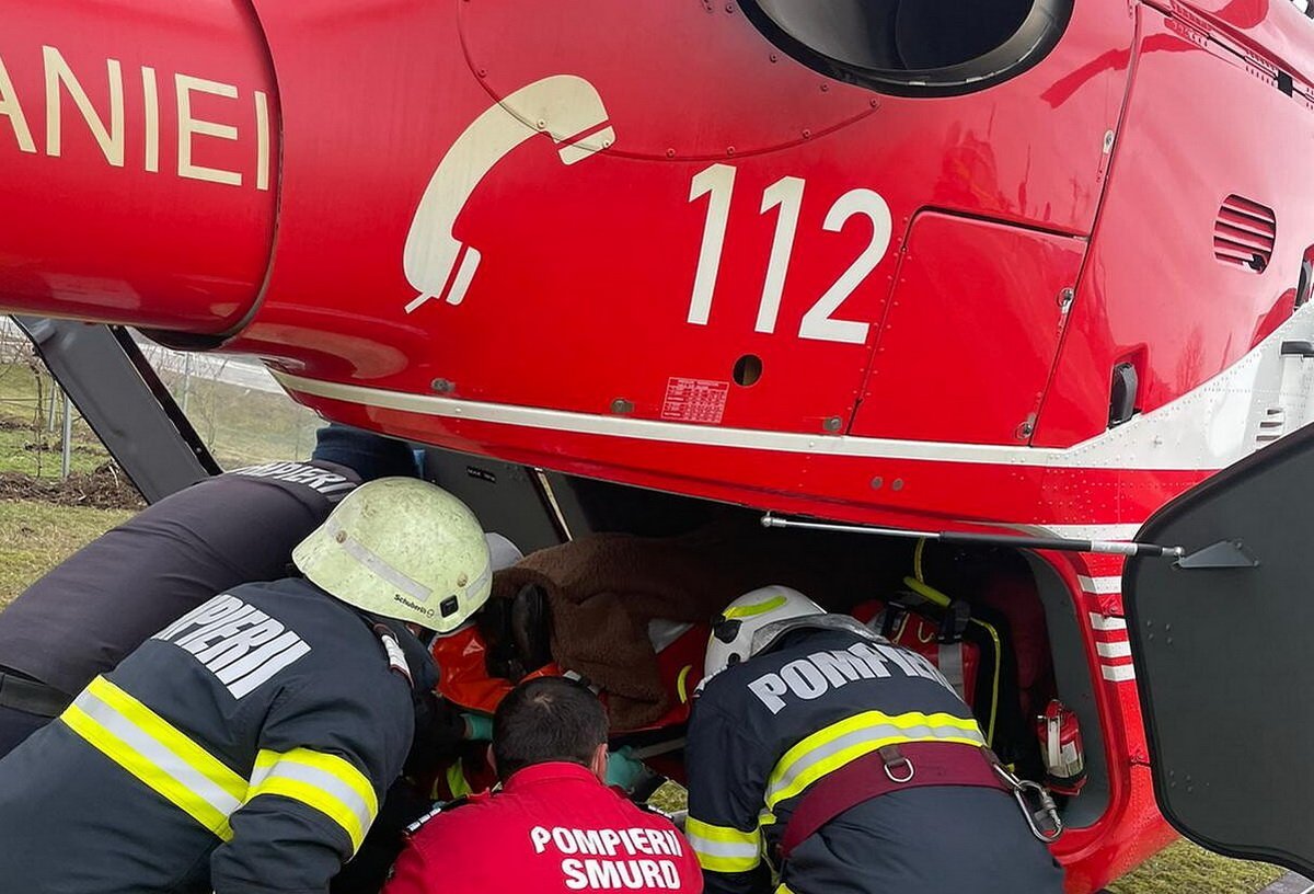 Tragedie pe drumurile din județul Brașov: o fată de 14 ani a murit și alți șase oameni au fost răniți într-un accident rutier Un accident rutier tragic s-a produs luni dimineața, în jurul orei 08:20, în localitatea Poiana Mărului, județul Brașov