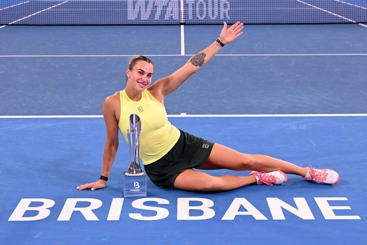 Aryna Sabalenka își apără titlul la Brisbane înainte de Australian Open Aryna Sabalenka a început sezonul 2026 cu dreptul, reușind să își apere titlul la Brisbane după o victorie convingătoare în fața Martăi Kostyuk, scor 6-4, 6-3