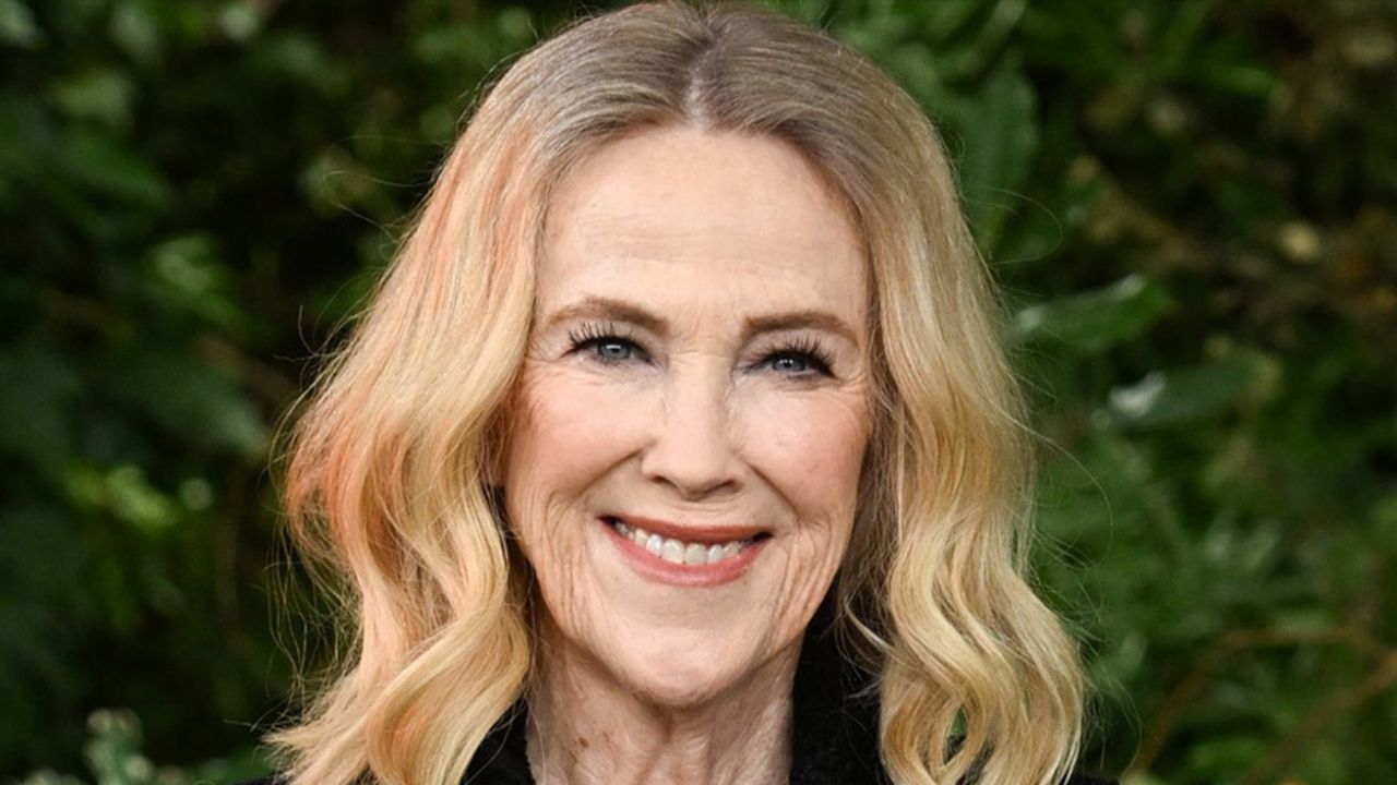 Tragedie în lumea divertismentului: Catherine O’Hara a murit la 30 ianuarie Actrița canadiană Catherine O’Hara, cunoscută pentru rolurile sale memorabile și contribuțiile sale remarcabile în televiziune și film, a decedat vineri, 30 ianuarie