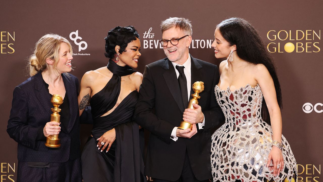 „One Battle After Another” Domină Gala Globurilor de Aur 2026 Într-o atmosferă strălucitoare, Gala Globurilor de Aur din 2026 a consacrat filmul „One Battle After Another” ca fiind favorit al sezonului de premii