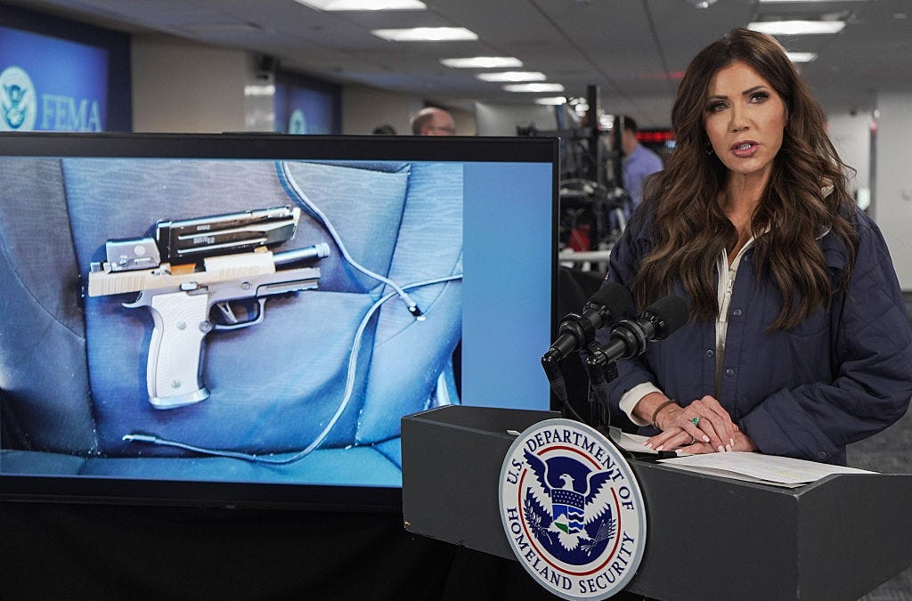 Un asasinat controversat în Minneapolis: Un infirmier ucis de agenți federali Sâmbătă dimineață, Alex Pretti, un infirmier de terapie intensivă în vârstă de 37 de ani, a fost ucis de un ofițer de patrulă de frontieră în Minneapolis