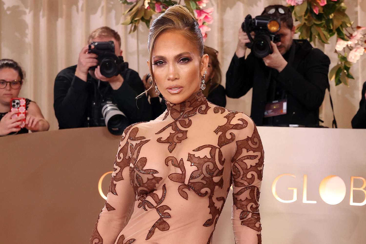 Jennifer Lopez, abs sculptate și eleganță transparentă la Globurile de Aur 2026