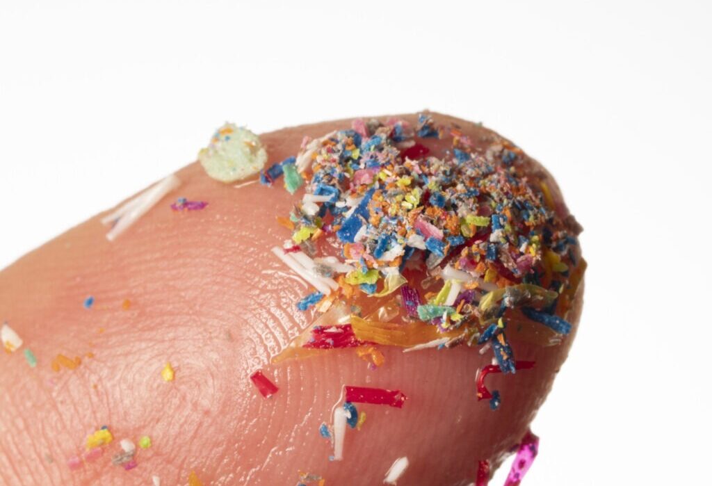 Microplasticele: pericole, surse, evitare
