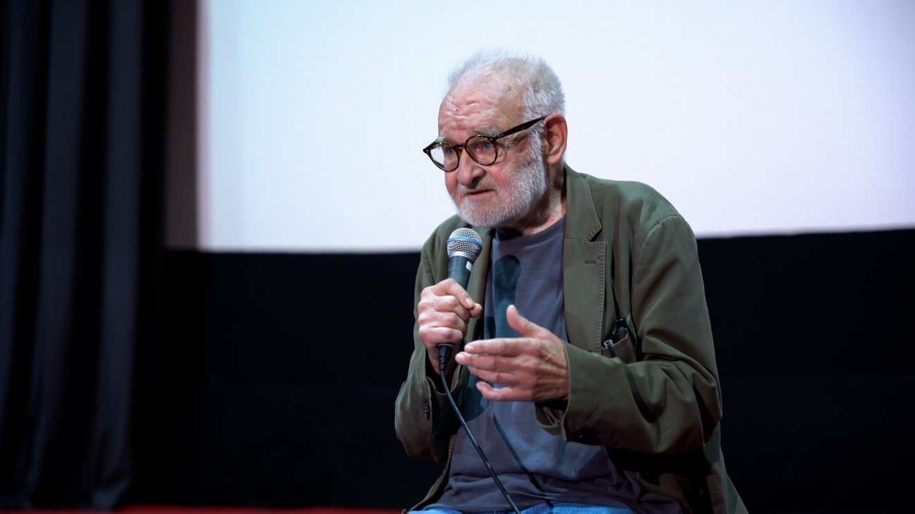 A murit Tarr Béla, un titan al cinematografiei maghiare Marți, 17 octombrie 2023, s-a stins din viață Tarr Béla, la vârsta de 70 de ani, unul dintre cei mai influenți regizori ai cinematografiei contemporane maghiare