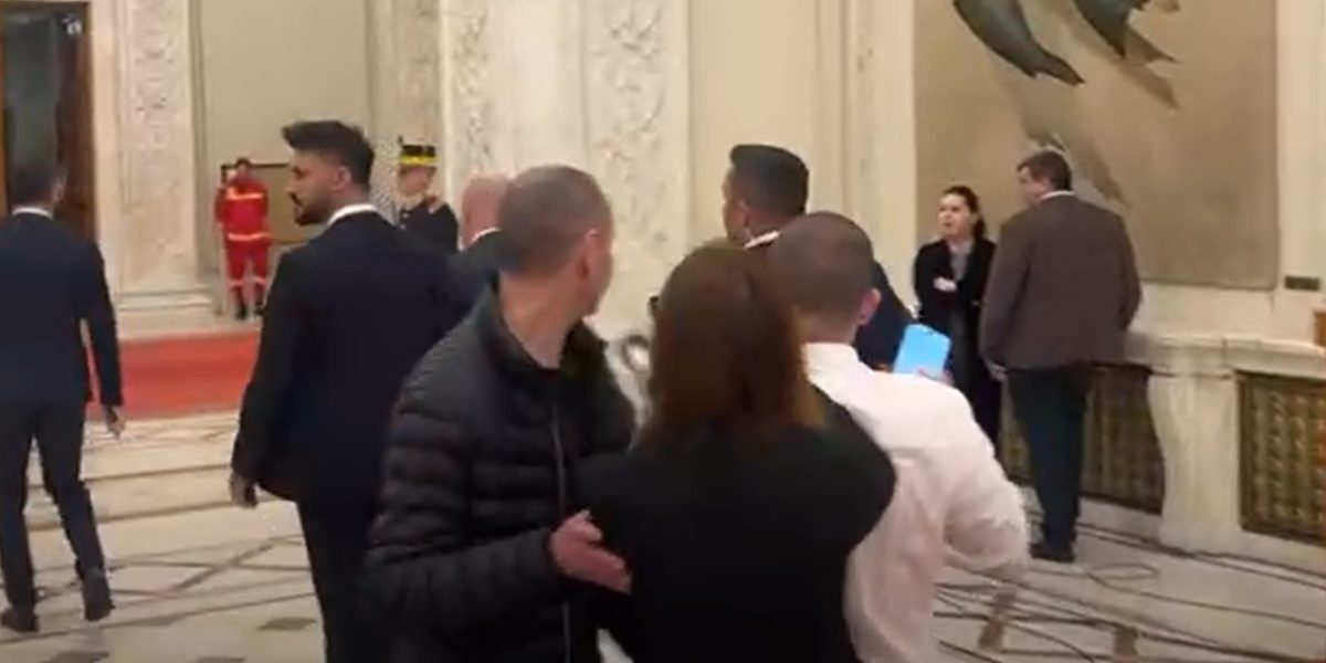 ofiter-de-presa-guvern-impinge-jurnalisti.jpg - NewsFactor