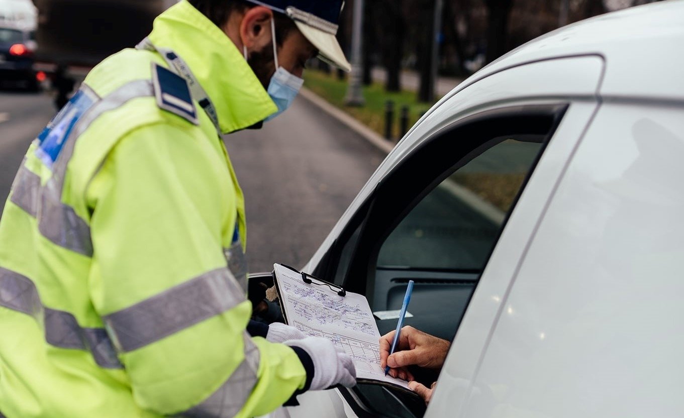 Șofer beat și fără permis, reținut după ce a condus 7 copii.