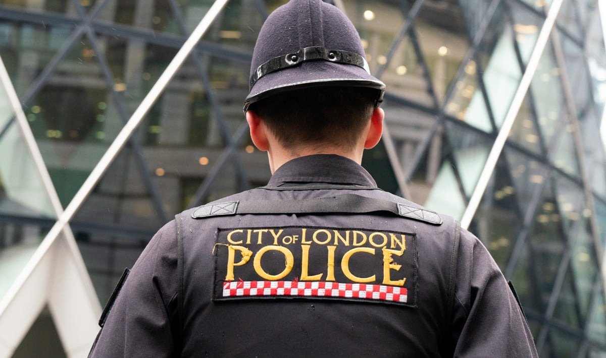 Scandalul Poliției Metropolitane din Londra: Mii de ofițeri de poliție recrutați fără verificări de securitate Reputația Poliției Metropolitane din Londra, una dintre cele mai mari și mai respectate forțe de ordine din lume, a fost zguduită de un nou scandal
