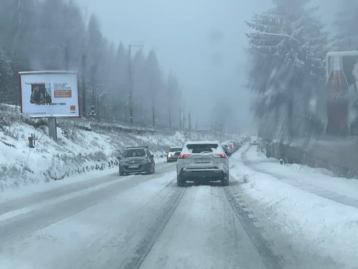 Ninsoare cauzează probleme în trafic în zona centrală.
