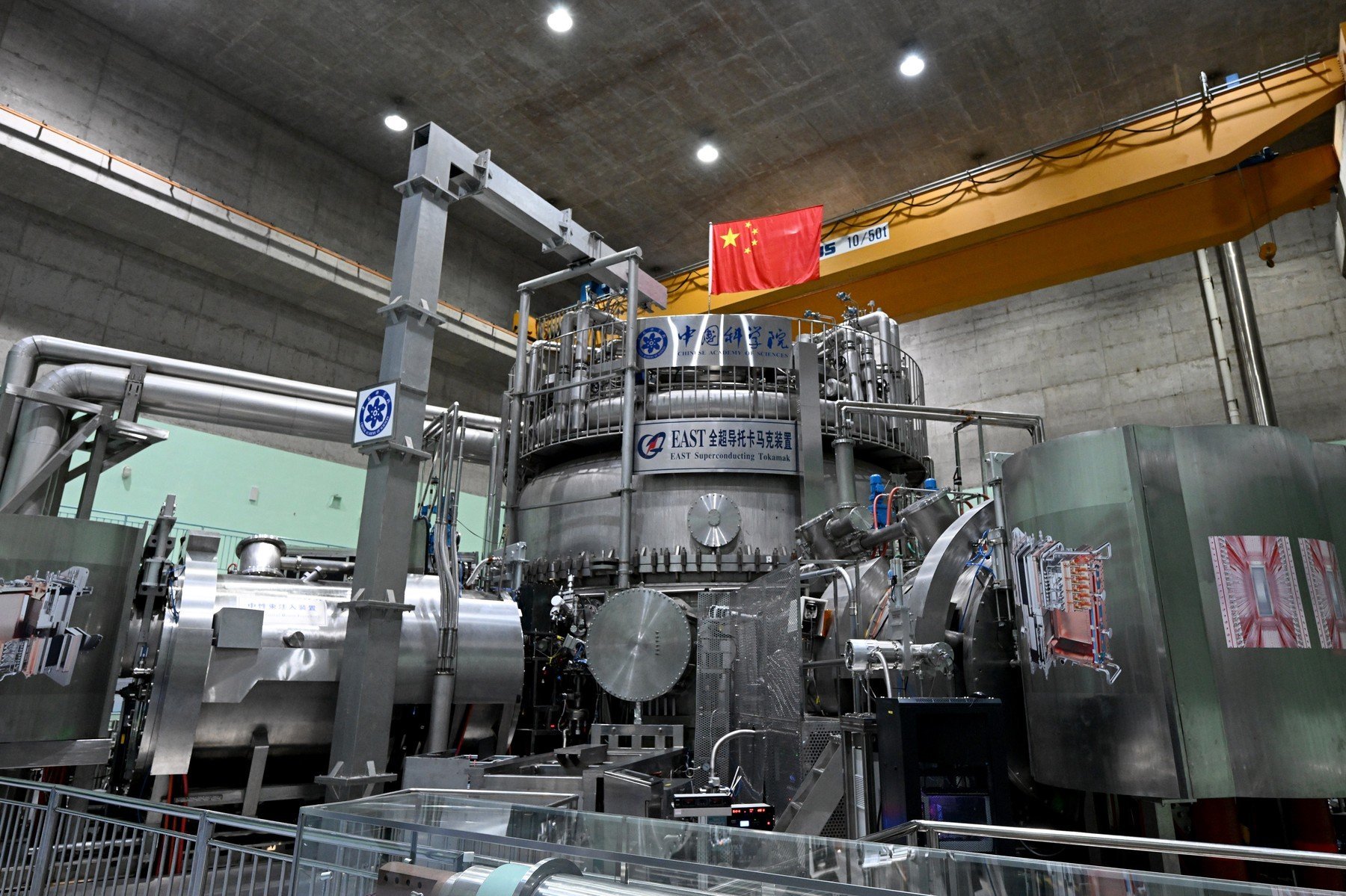 Reactorul de fuziune nucleară EAST, supranumit „Soarele” artificial al Chinei, a reușit să mențină stabilă plasma superfierbinte la densități extreme, depășind o barieră majoră pe drumul eficientizării tehnologiei de fuziune nucleară care promite să ofere omenirii energie curată nelimitată