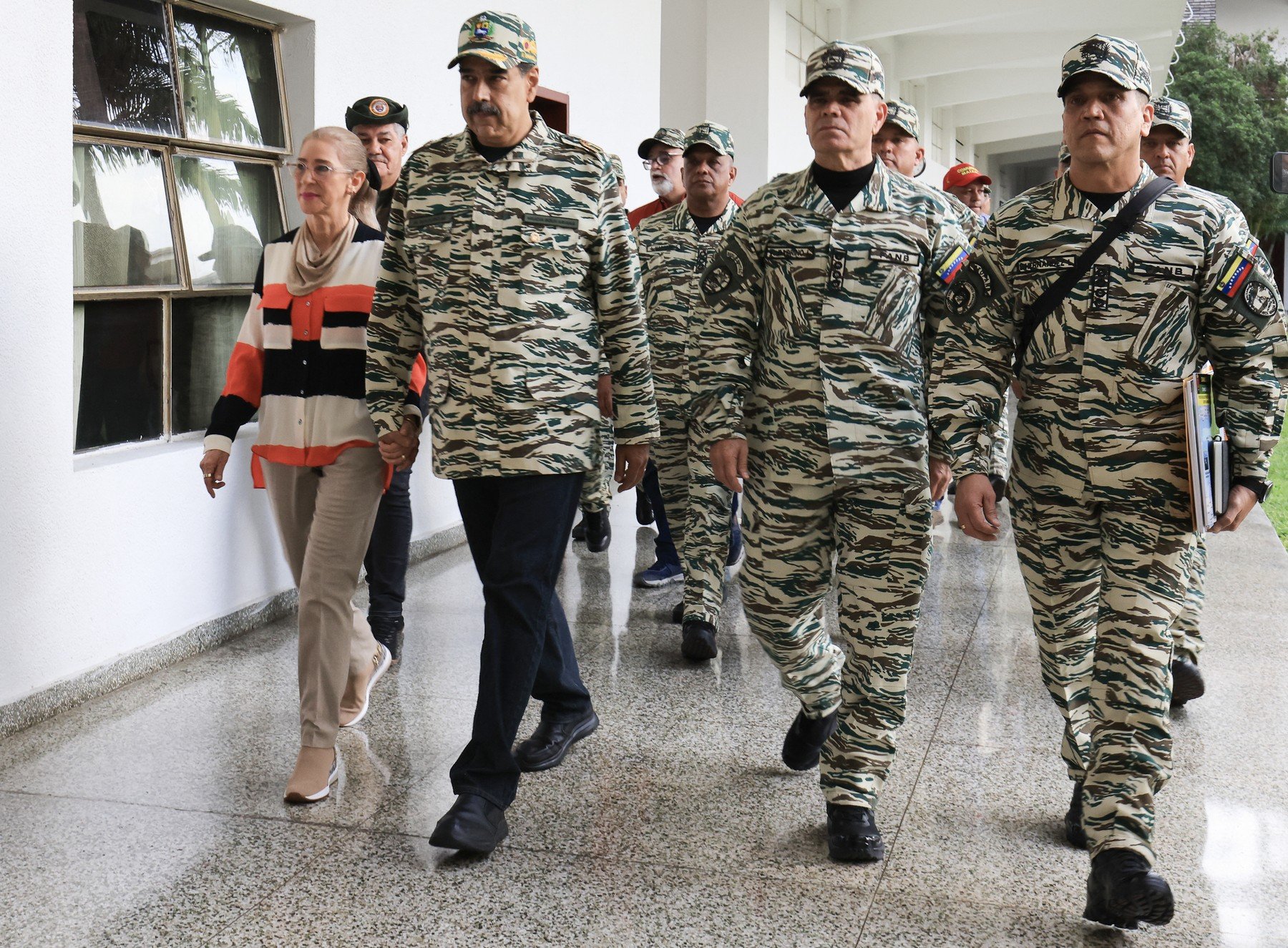Președintele venezuelean Maduro și soția sa, luați prizonieri în dormitor.