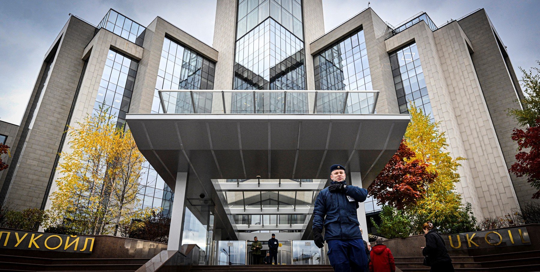Lukoil, al doilea producător de petrol din Rusia, a anunțat joi că a ajuns la un acord pentru vânzarea unității sale, LUKOIL International GmbH, care supraveghează activele externe ale companiei, către firma americană de capital privat Carlyle Group