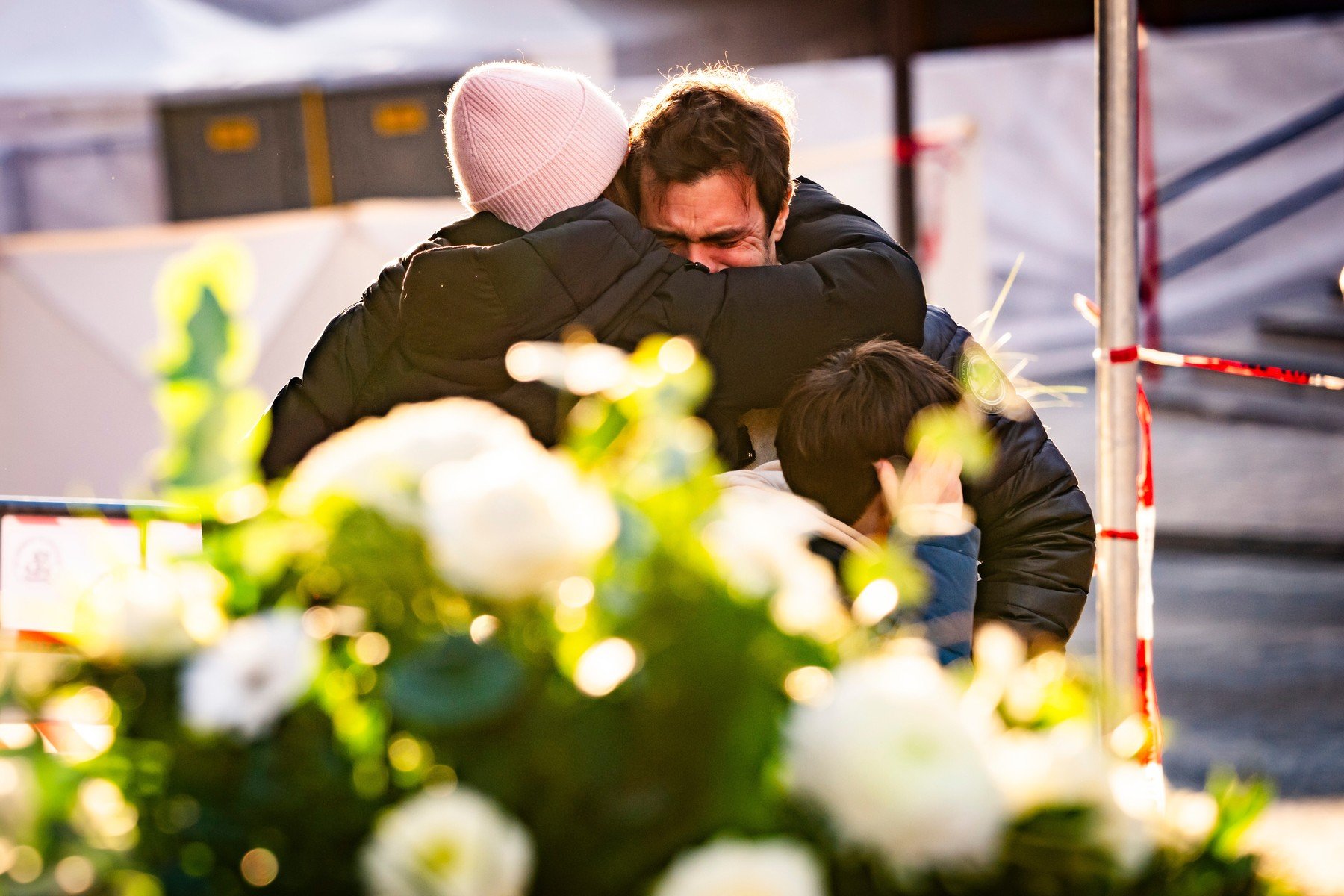 Lumânări aprinse pentru victime la biserică