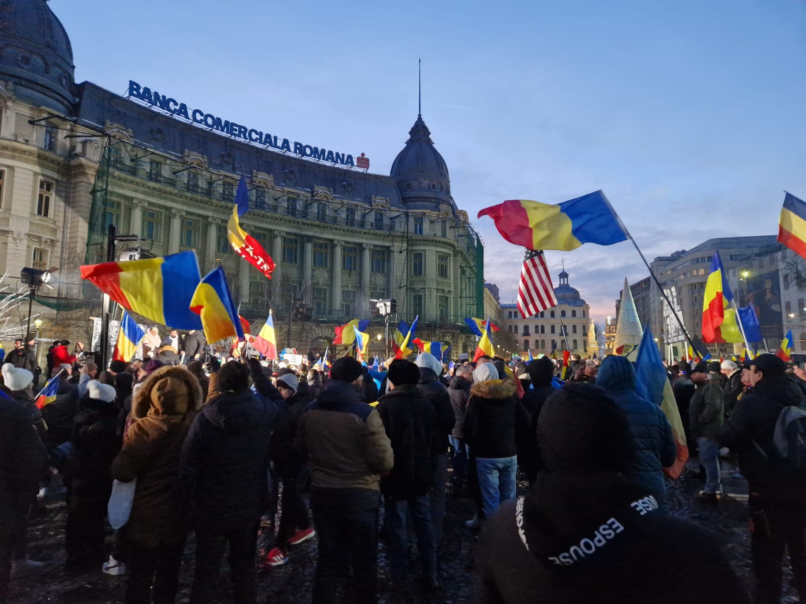Protesturi împotriva Legii Vexler: Sute de persoane mobilizate de extremiști în Piața Universității Sute de persoane s-au adunat astăzi în Piața Universității, în centrul Capitalei, pentru a protesta împotriva Legii pentru combaterea antisemitismului și xenofobiei, cunoscută ca „Legea Vexler”