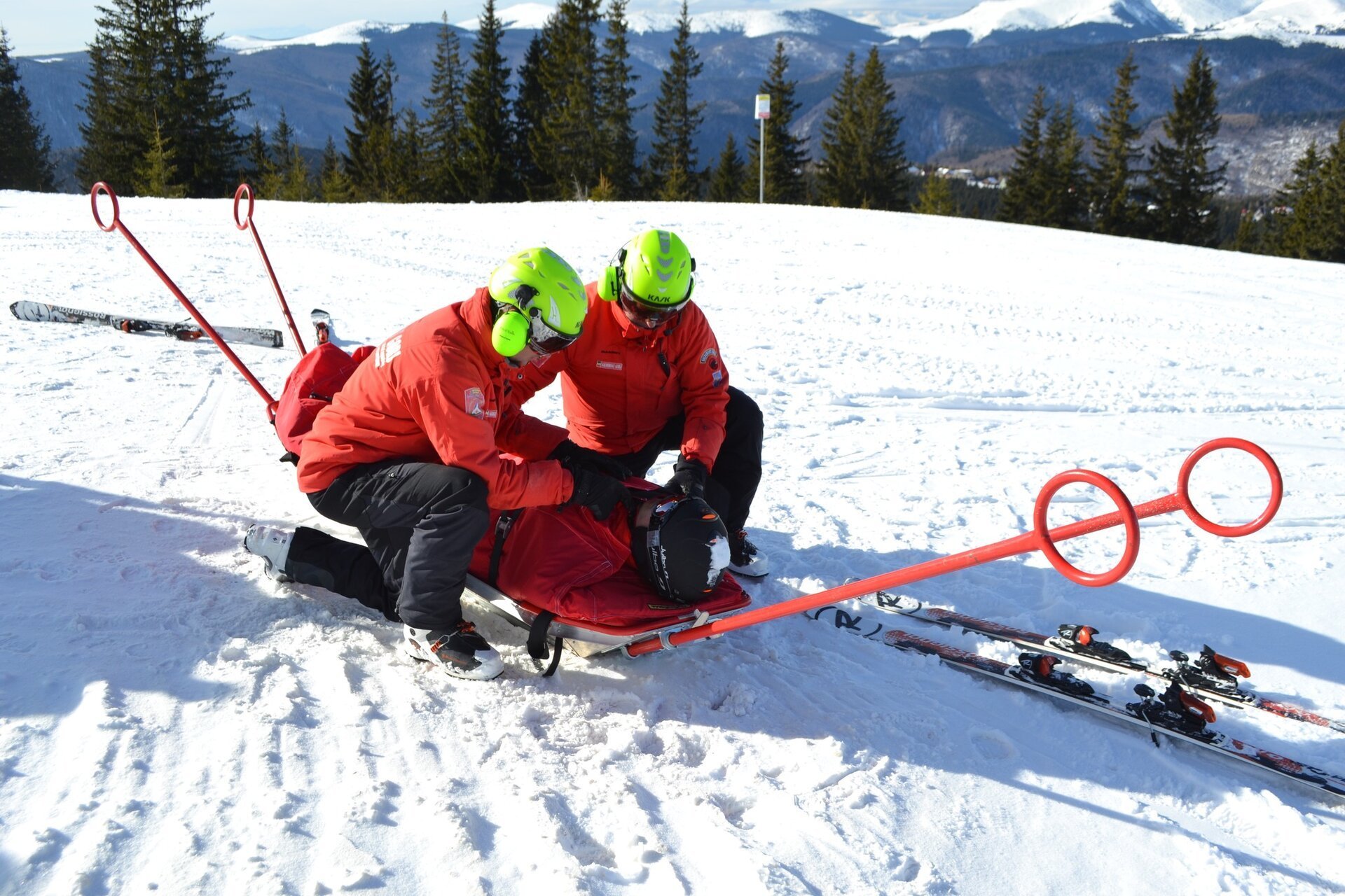 123 de persoane salvate de pe munte în 24 de ore
