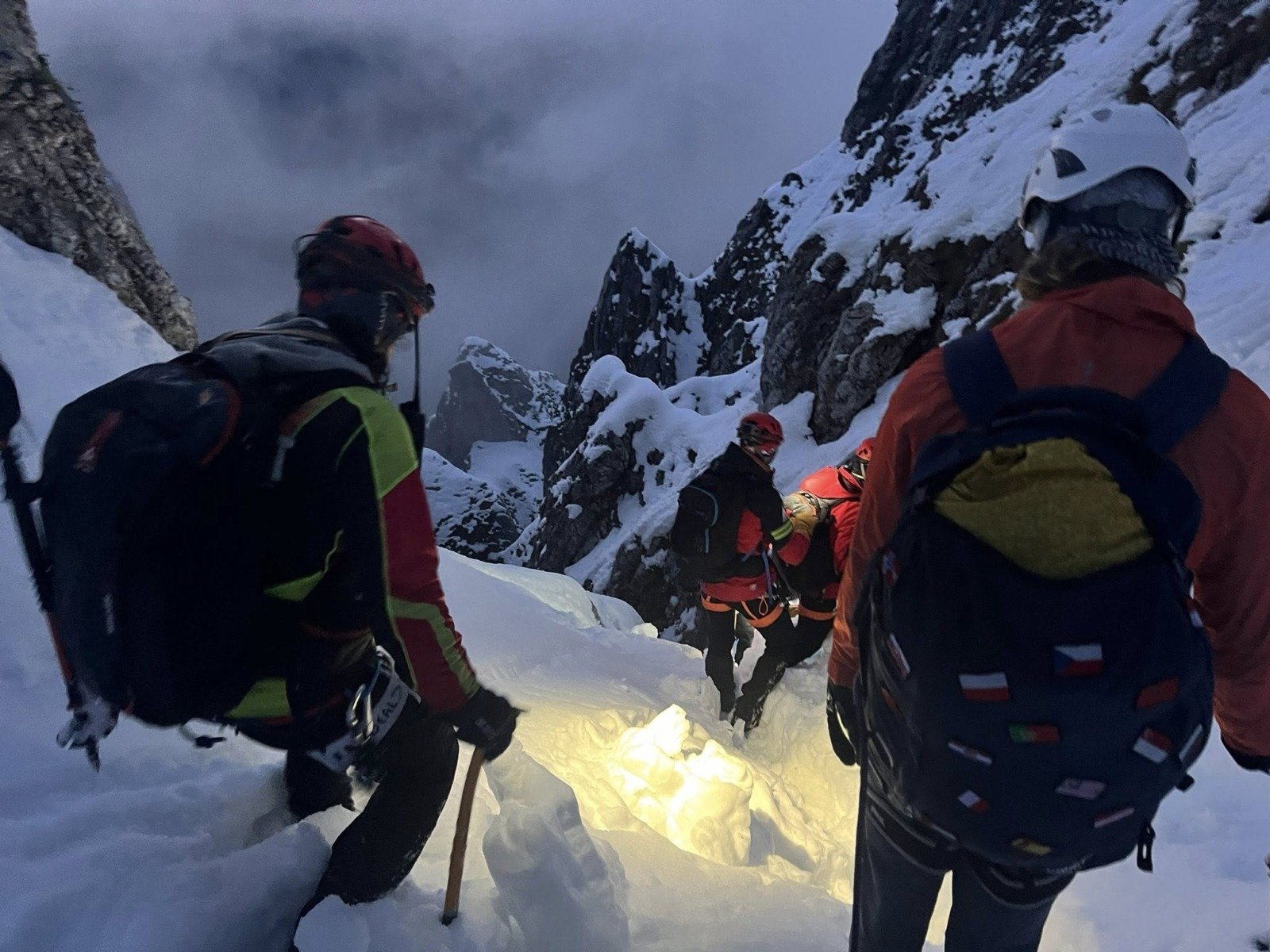 95 persoane salvate, 2 morți pe munte în 24 ore