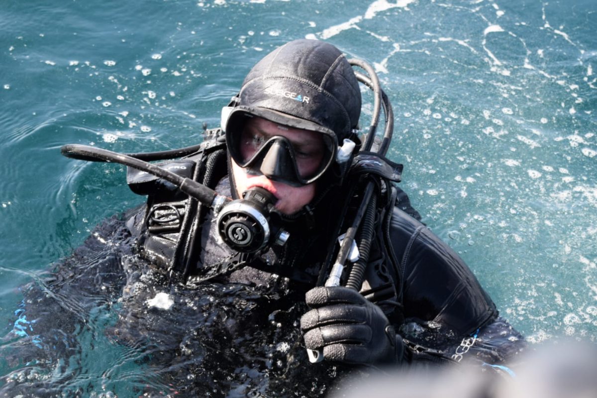 O descoperire senzațională a fost făcută luni de către Garda de Coastă, la intrarea în portul Midia, unde a fost identificat un obiect misterios aflat în derivă, care pare a fi un posibil fragment de dronă aeriană
