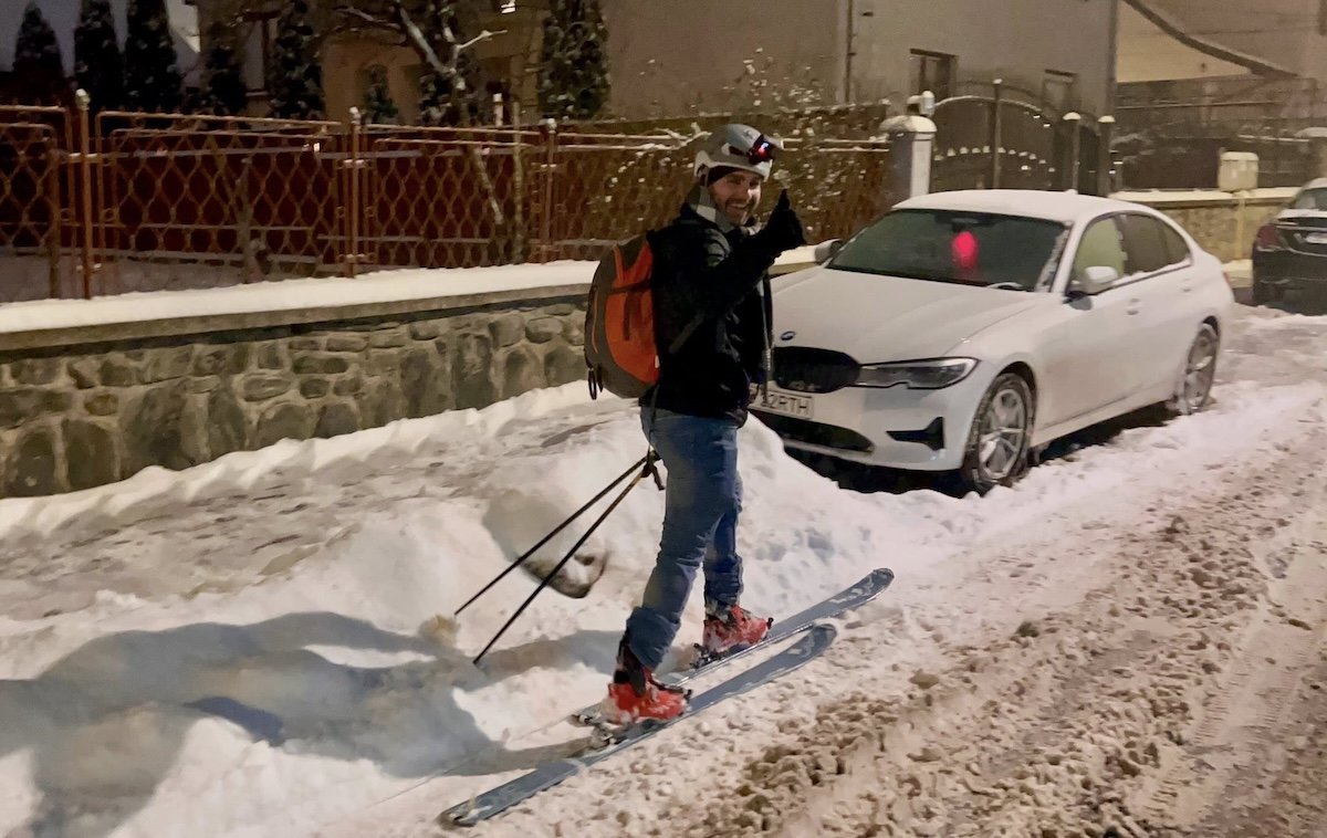 Sibian surprins mergând cu schiurile prin oraș