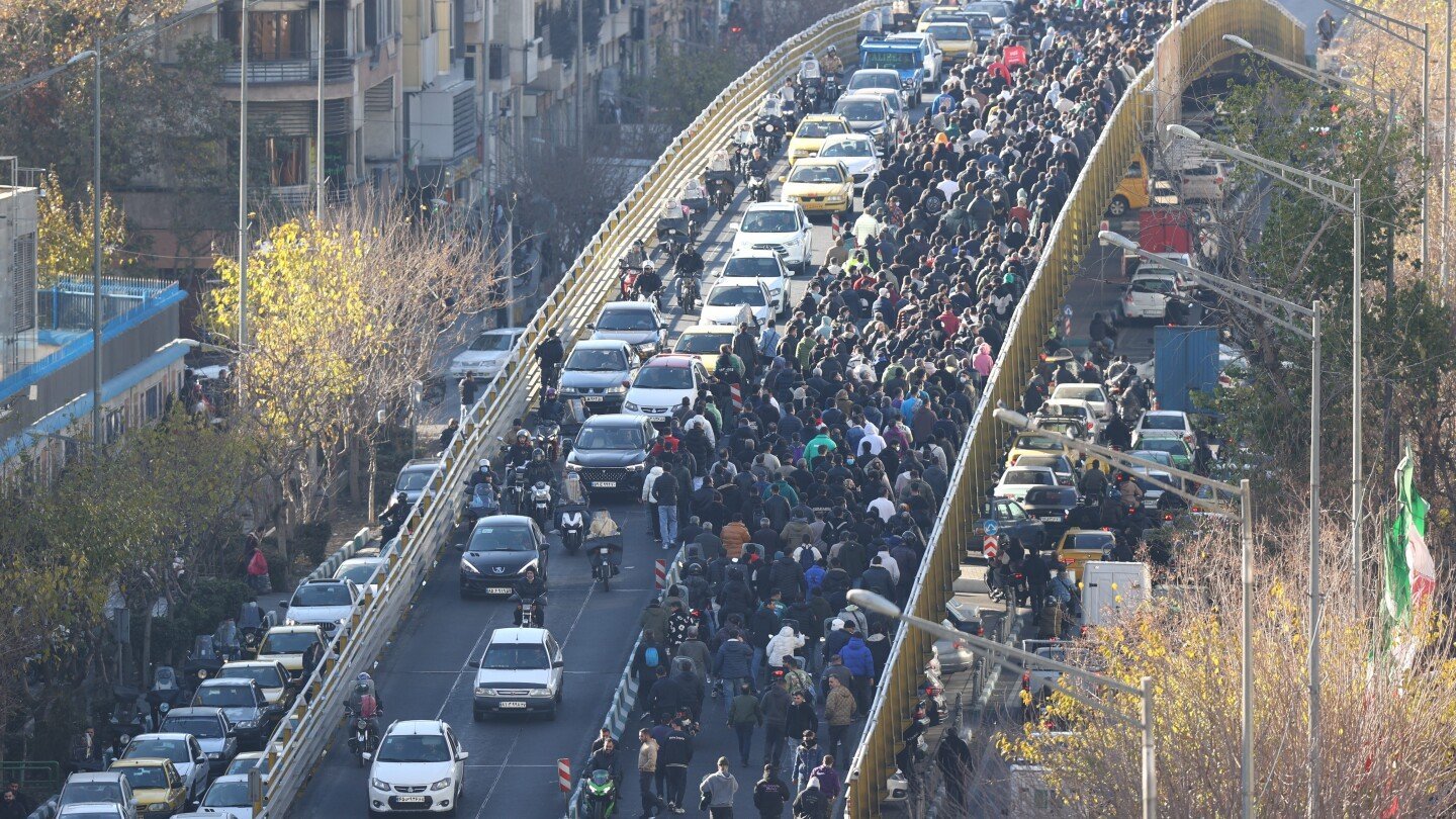 Proteste violente în Iran: Morți și răniți în urma manifestațiilor economice Protestele din Iran, intensificate de criza economică, au escaladat recent în mai multe provincii, rezultând în moartea a cel puțin șapte persoane, atât în rândul demonstranților, cât și al forțelor de securitate