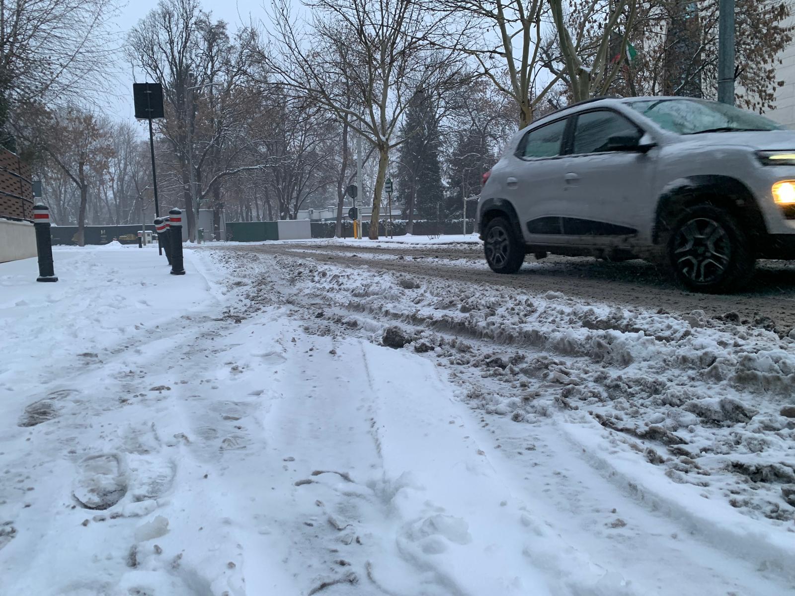 Echipele de intervenție curăță zăpada