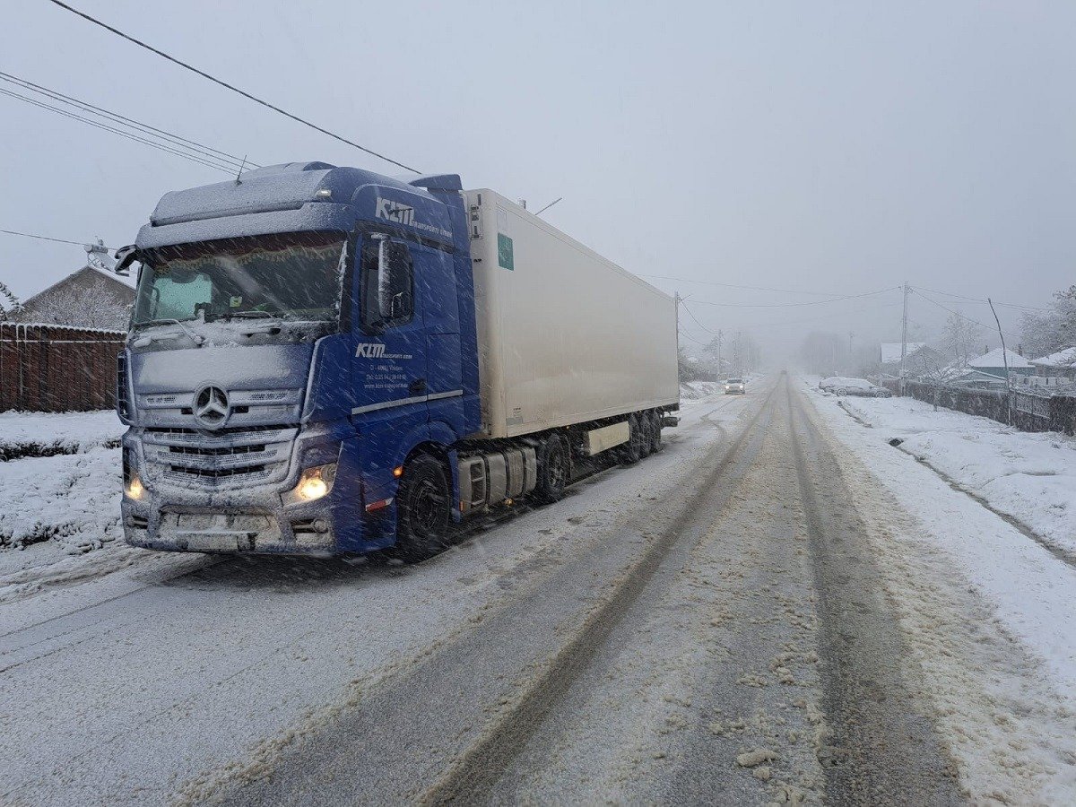 Trafic perturbat în mai multe județe din cauza vremii de iarnă.