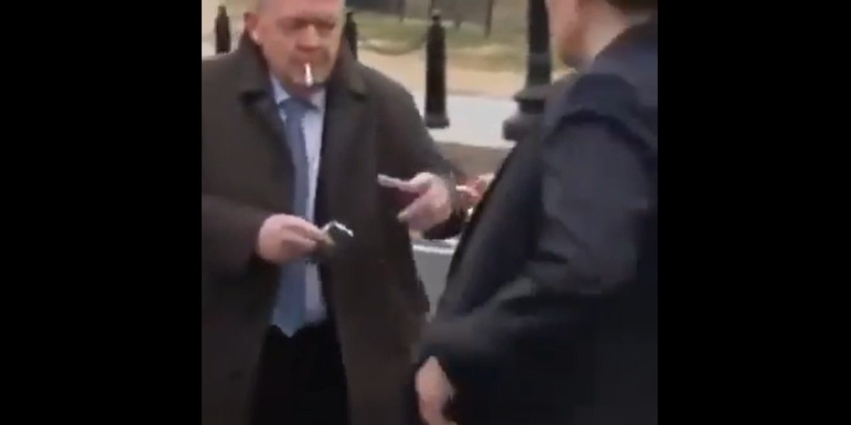 Imagini virale cu șefii diplomațiilor din Danemarca și Groenlanda care fumează „nervos” după discuțiile de la Casa Albă