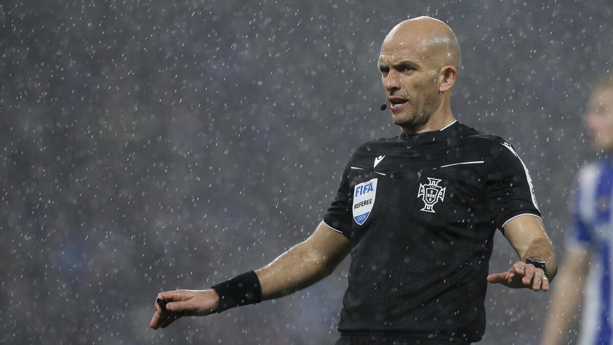 Un gest emoționant pentru arbitru: Copiii îi aduc un omagiu tatălui după un meci important Luís Godinho, arbitru al derby-ului dintre FC Porto și Sporting, desfășurat în cadrul etapei a 21-a, a atras atenția nu doar prin prestația sa pe terenul de fotbal, ci și printr-un gest minunat din partea copiilor săi
